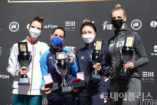 (우측두번째)최인정 선수가 국제그랑프리에서 3위를 달성했다.(사진=계룡시 제공)