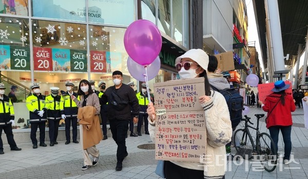 빼곡히 쓴 피켓을 들고 시위하는 젊은 청년 / 김경옥 시민기자