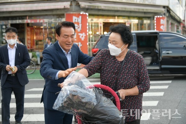백성현 논산시장과 시민(사진=논산시 제공)