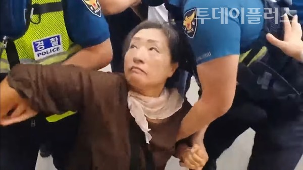 여성을 강제 체포하고있는 양산 경찰들 / 정희일tv캡처