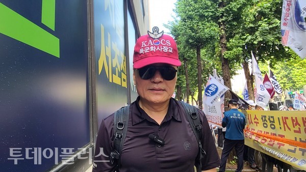총궐기 대회에 참석한 육군학사장교 구국동지회 이종헌 회장 / 김경옥 시민기자