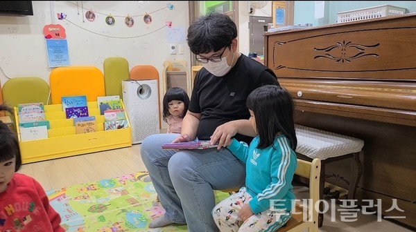 졸업생 박솔, 재원생 박봄 아버님 박주일님께서 그림책을 읽어주시고 있다 / 김경옥 시민기자
