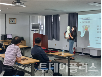 서울본부 건강관리실 보건관리자가 심폐소생술 교육을 진행하고 있다.(사진=한국철도공사 제공)