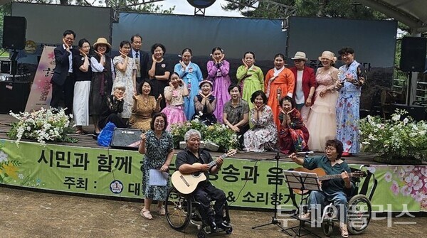 대덕시낭송협회와 소리향기예술단 회원들이 단체 사진을 찍고 있다.